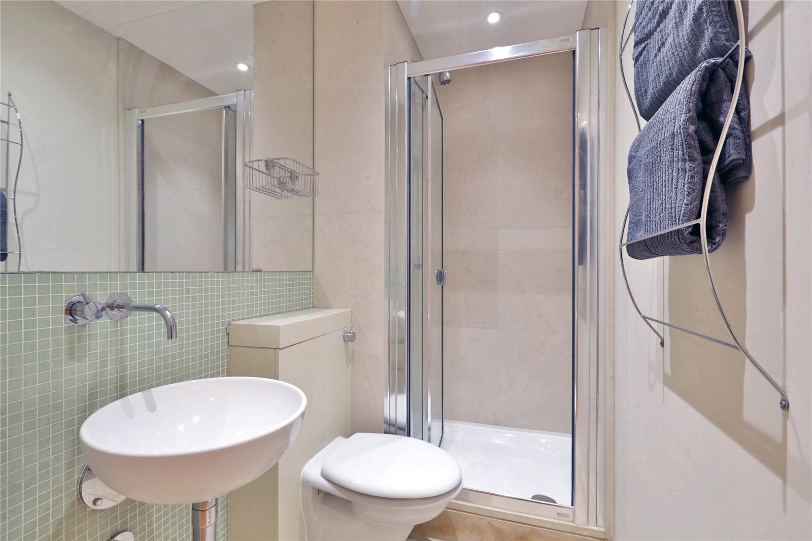 Flat Fairmont Avenue in Greater London