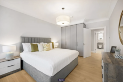 Flat Kensington High Street in Greater London