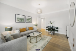 Flat Kensington High Street in Greater London