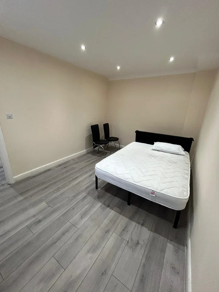 Room Savernake Road in Greater London