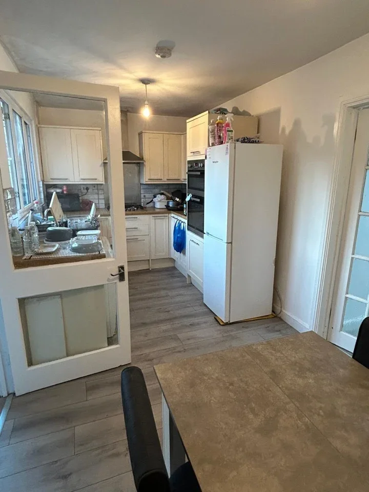 Room Savernake Road in Greater London