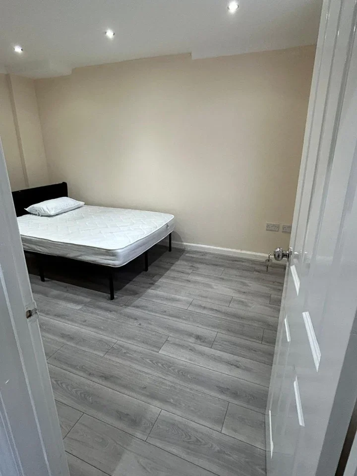 Room Savernake Road in Greater London