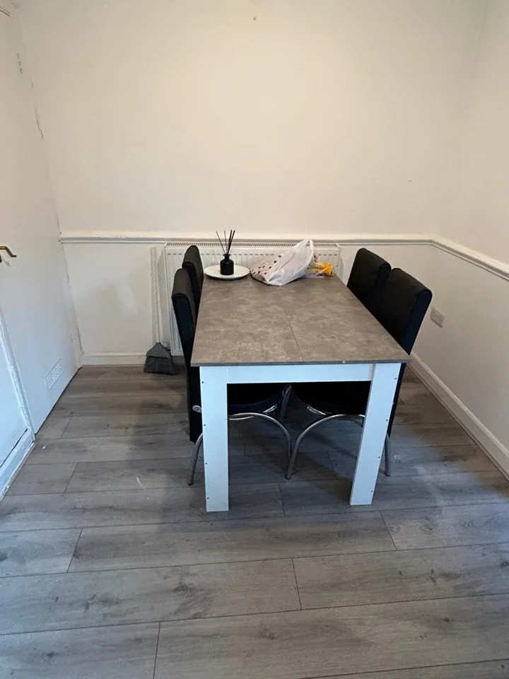 Room Savernake Road in Greater London