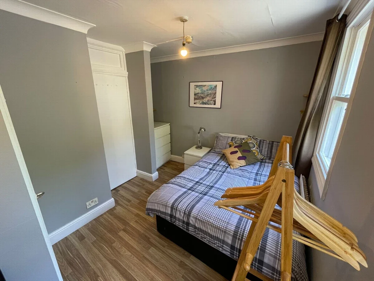 Room Lauriston Road in Greater London