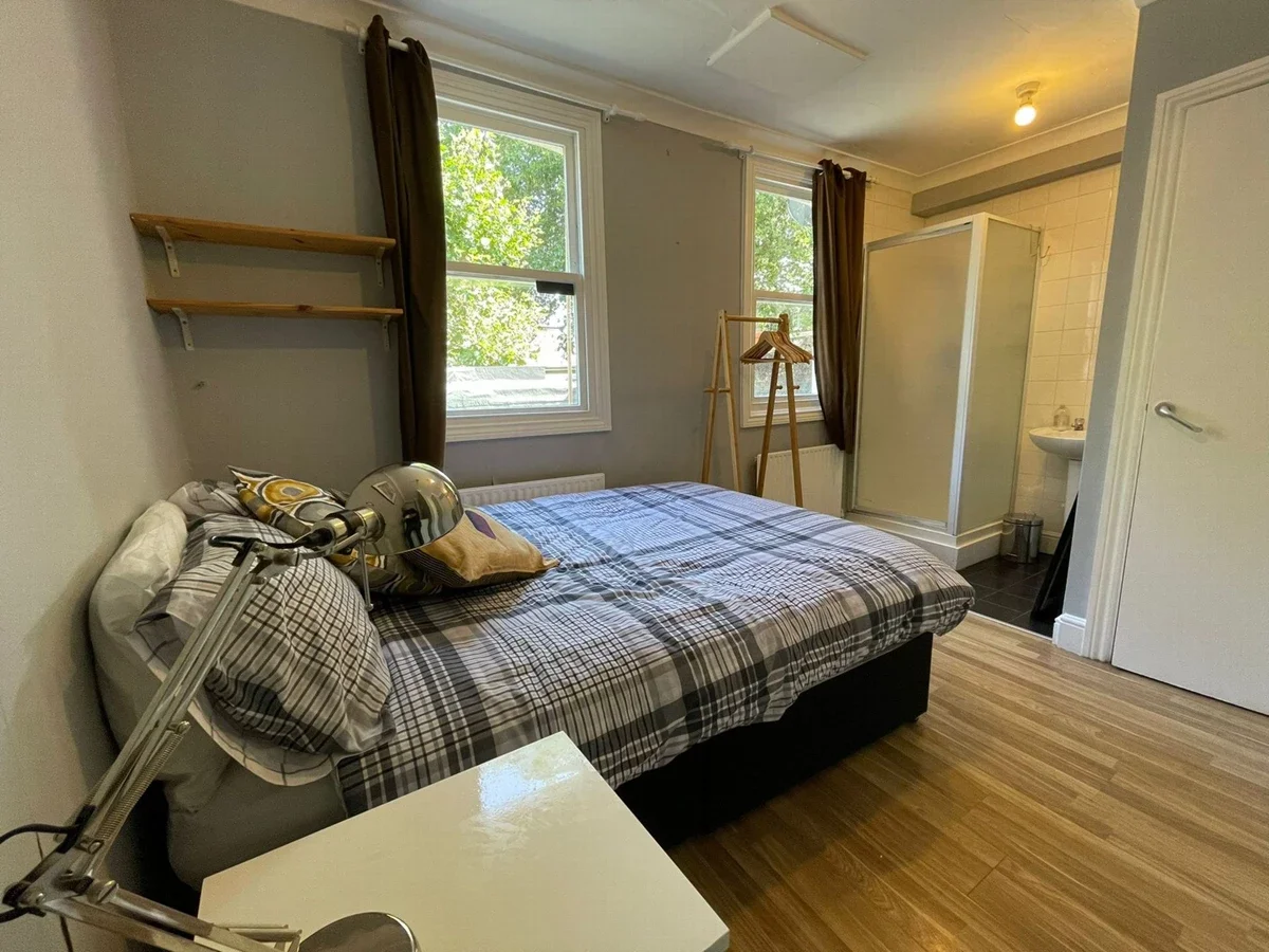Room Lauriston Road in Greater London