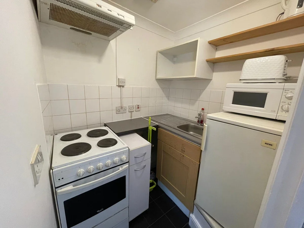Room Lauriston Road in Greater London