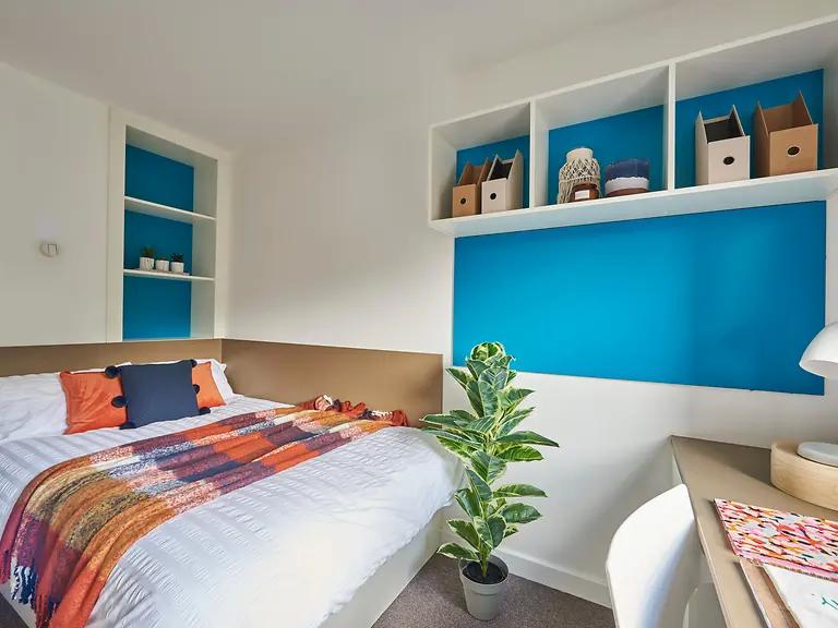 Room Empire Way in Greater London