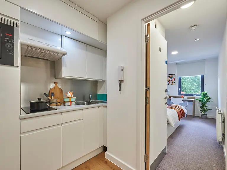Room Empire Way in Greater London