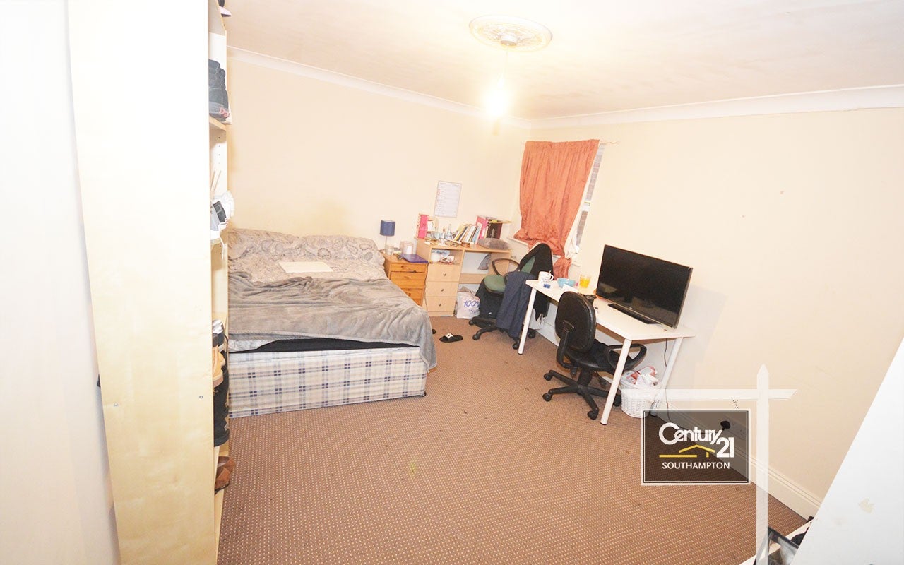 Flat Carlton Place in Southampton