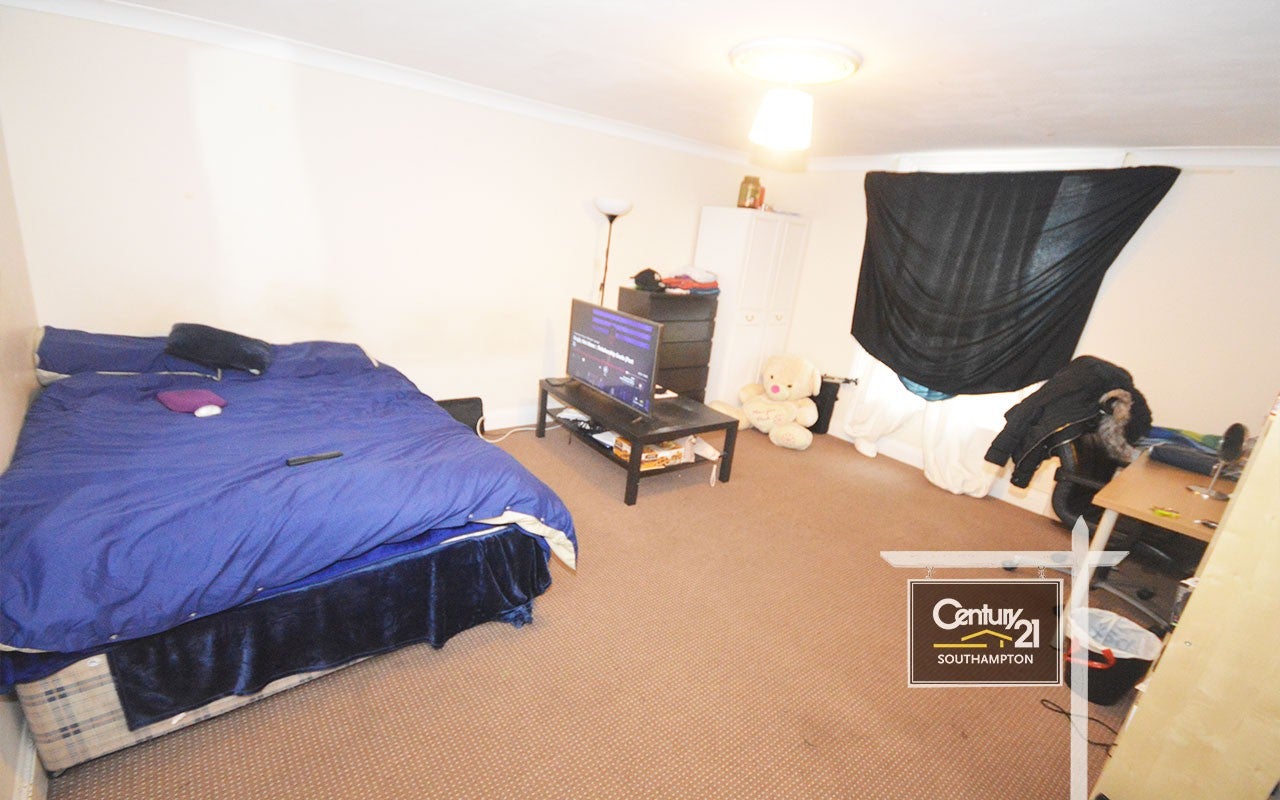 Flat Carlton Place in Southampton