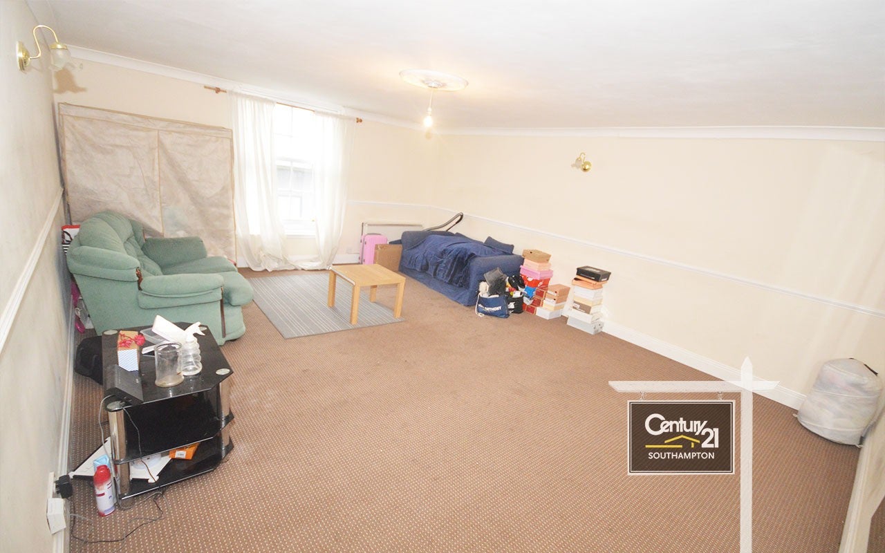 Flat Carlton Place in Southampton