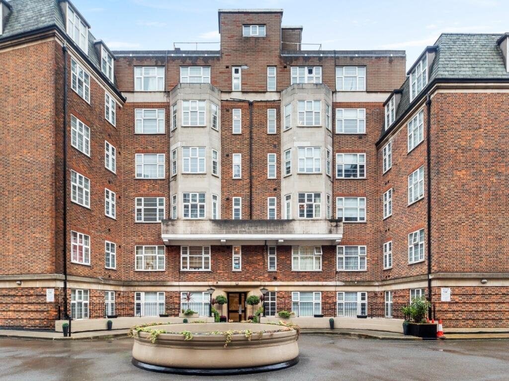 Flat Finchley Road in Greater London