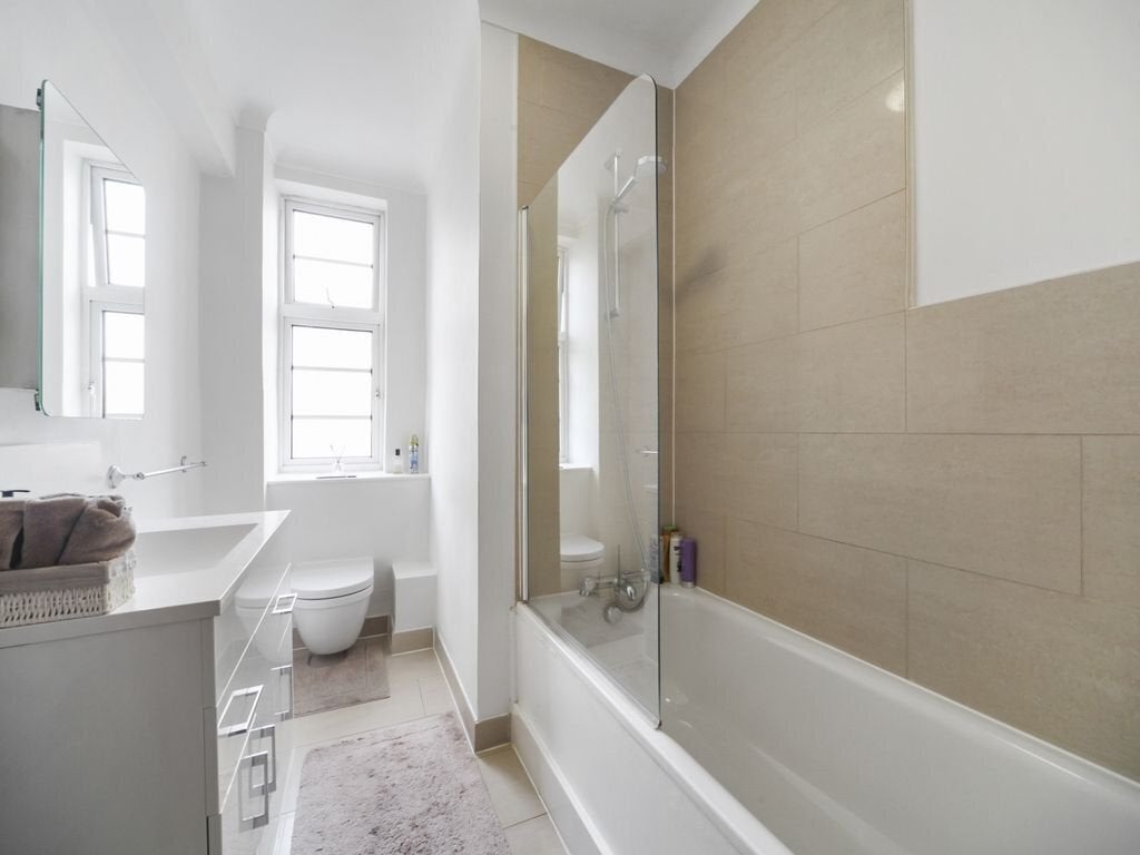 Flat Finchley Road in Greater London