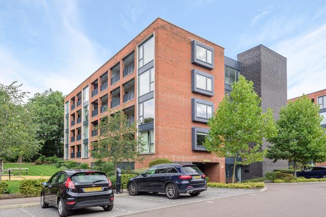 Flat Ebony Crescent in London