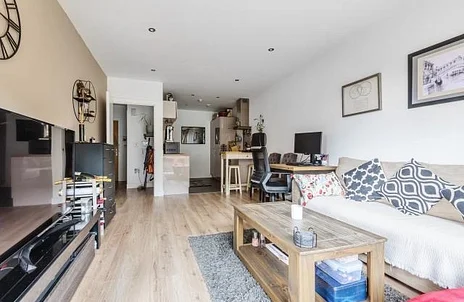Flat Ebony Crescent in London