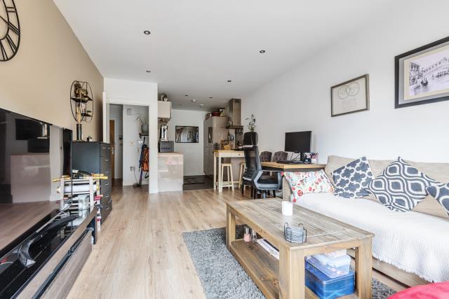 Flat Ebony Crescent in London