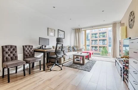 Flat Ebony Crescent in London