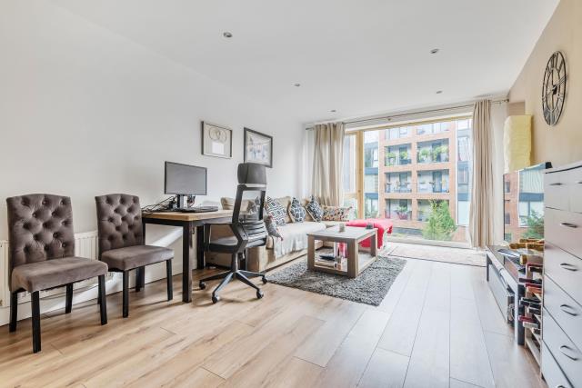 Flat Ebony Crescent in London