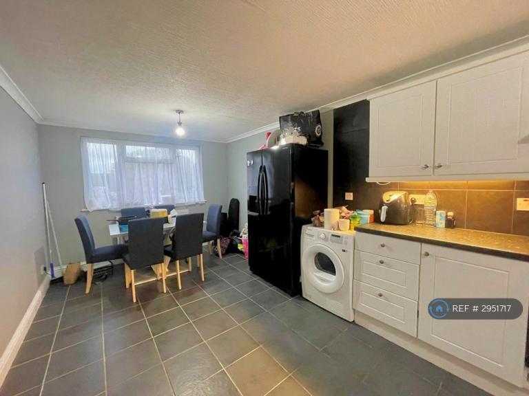 Room Rayners Gardens in Greater London