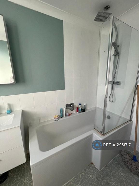 Room Rayners Gardens in Greater London