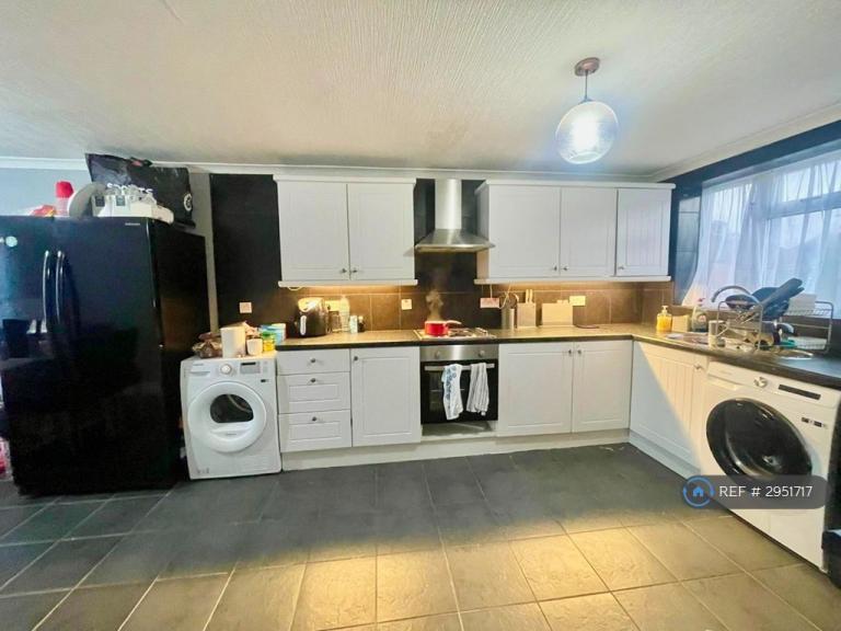 Room Rayners Gardens in Greater London