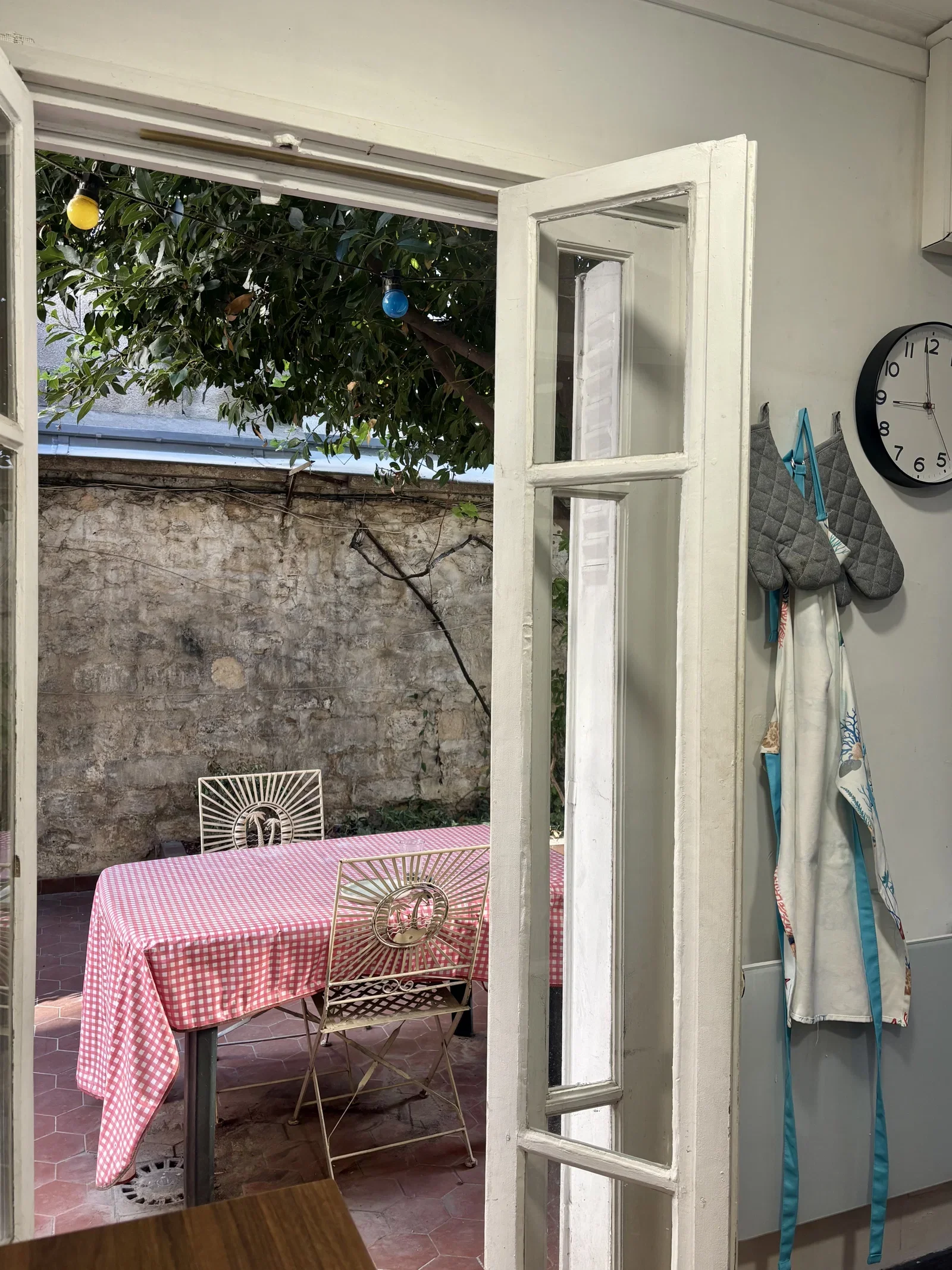 Room Rue Belliard in Paris