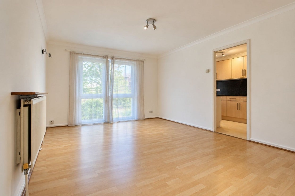 Flat Parrs Close in Greater London