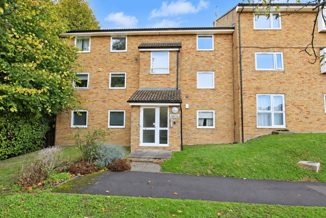Flat Parrs Close in Greater London