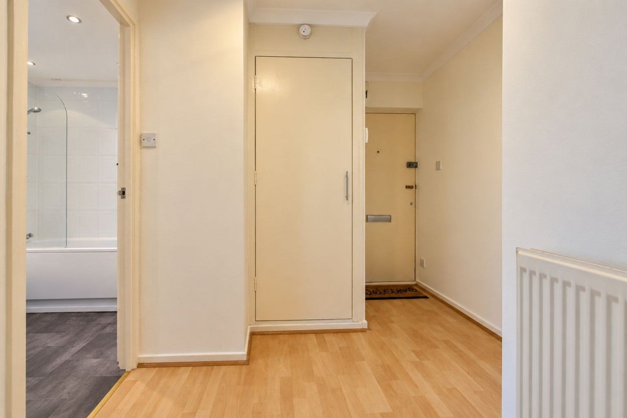 Flat Parrs Close in Greater London