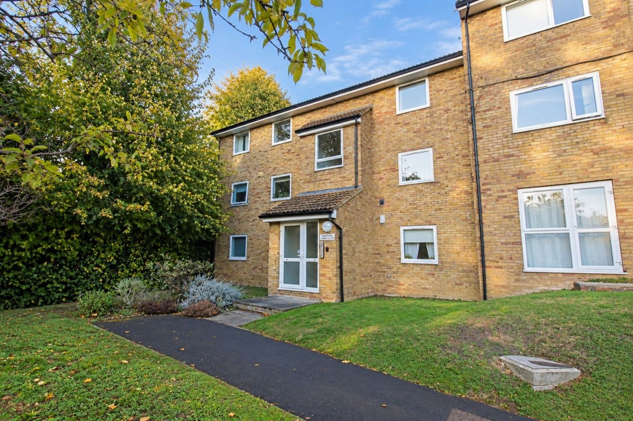 Flat Parrs Close in Greater London