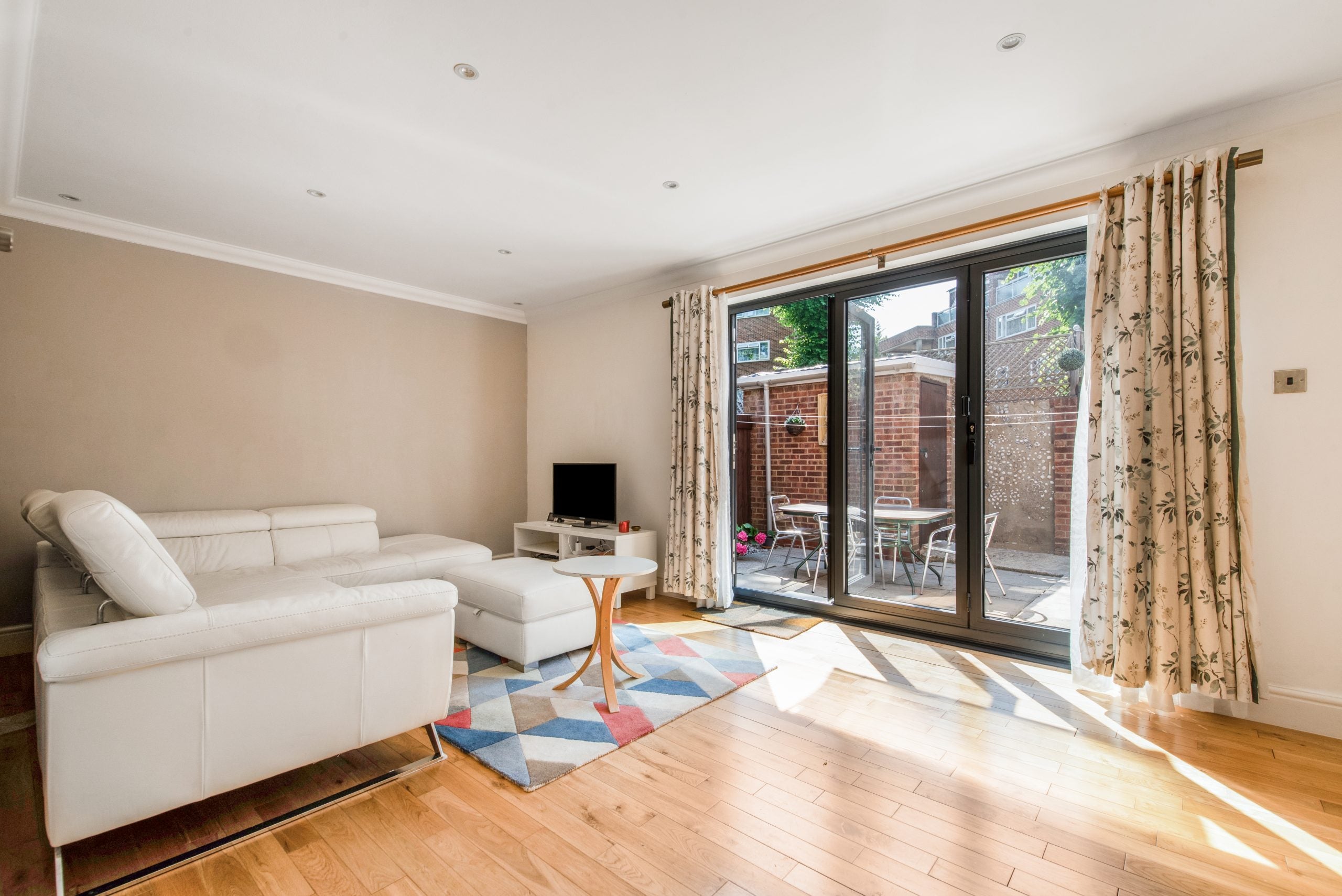 House Beaver Close in Greater London