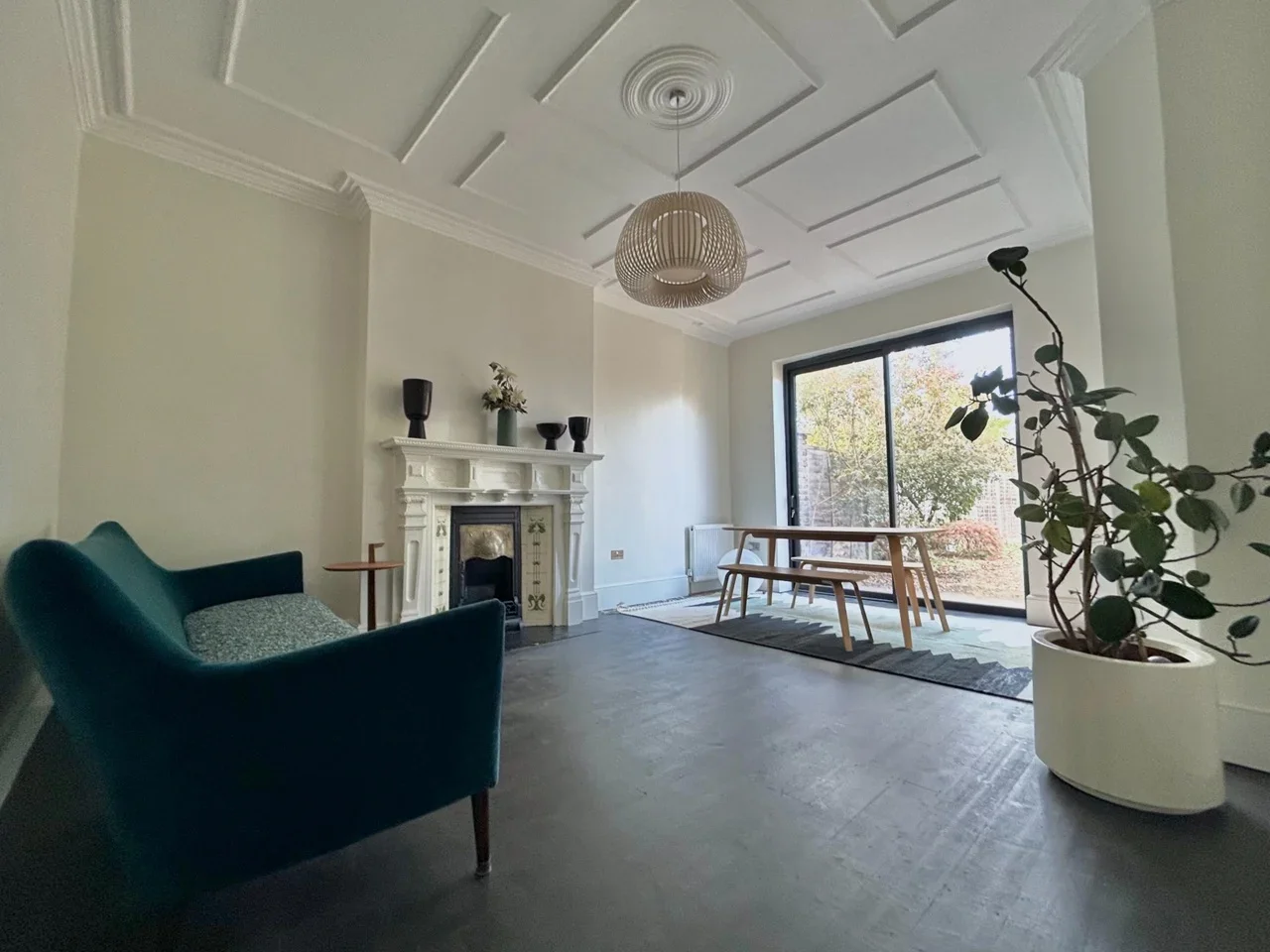 Flat Fordhook Avenue in Greater London