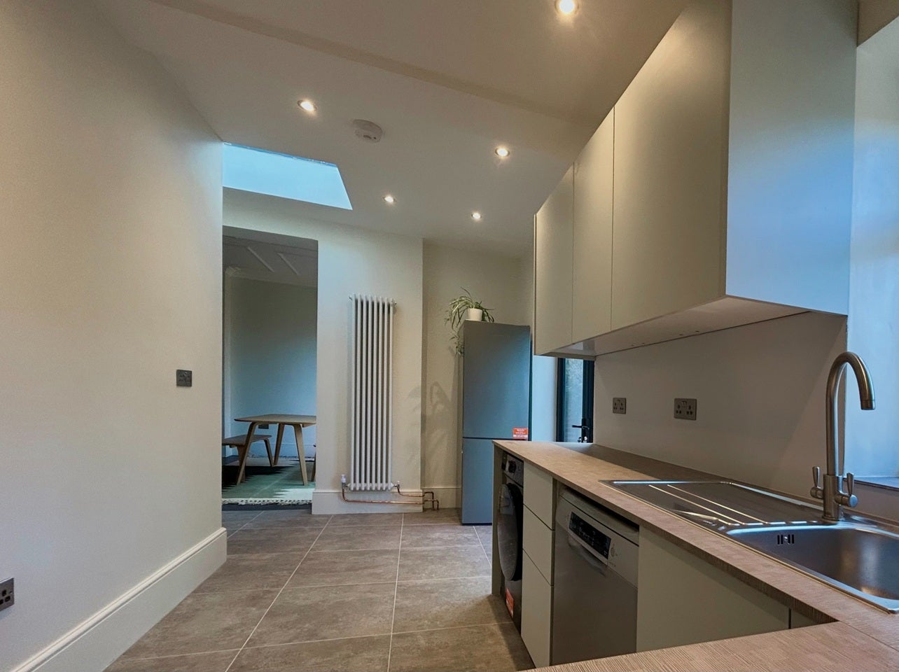 Flat Fordhook Avenue in Greater London
