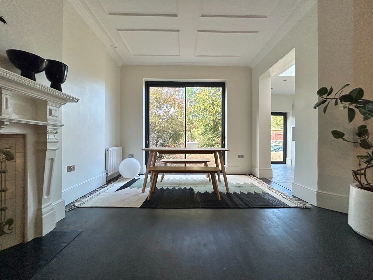 Flat Fordhook Avenue in Greater London