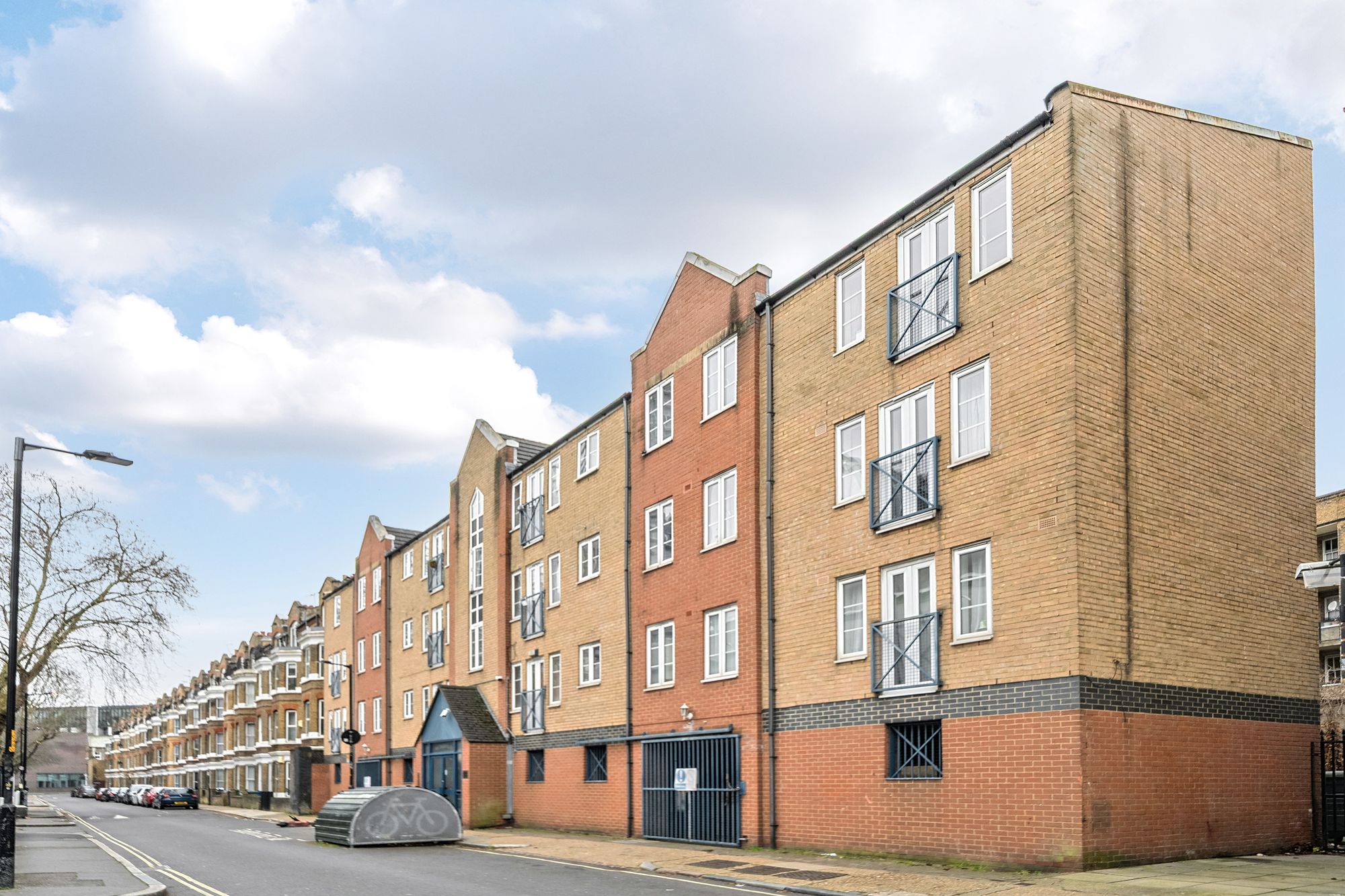 Flat Oswin Street in Greater London