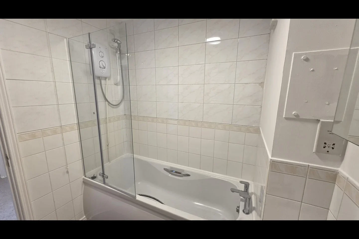 Flat Ravensbury Road in Greater London