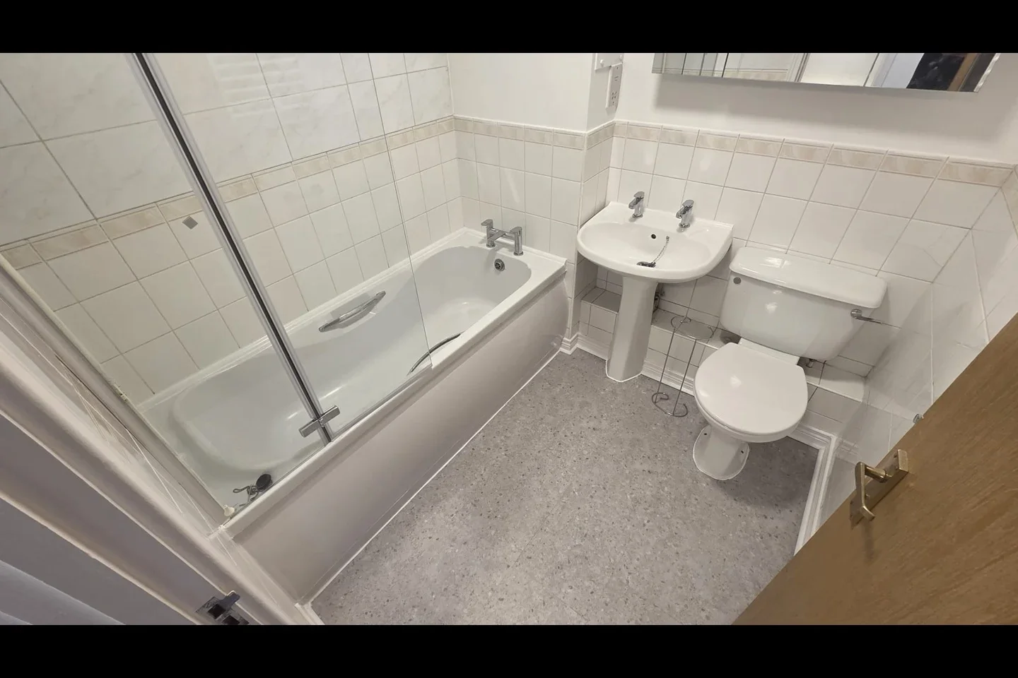 Flat Ravensbury Road in Greater London