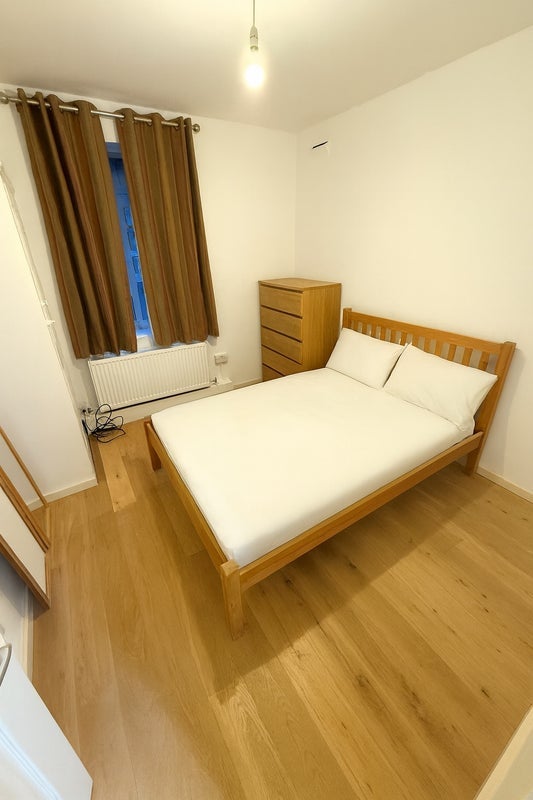 Room Cowley Road in Greater London