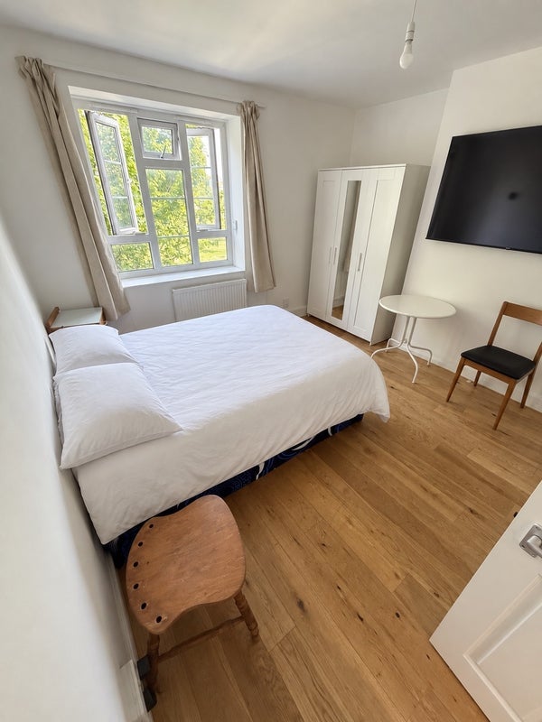 Room Cowley Road in Greater London