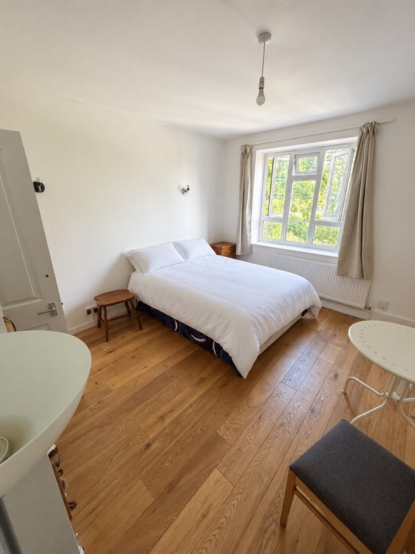 Room Cowley Road in Greater London