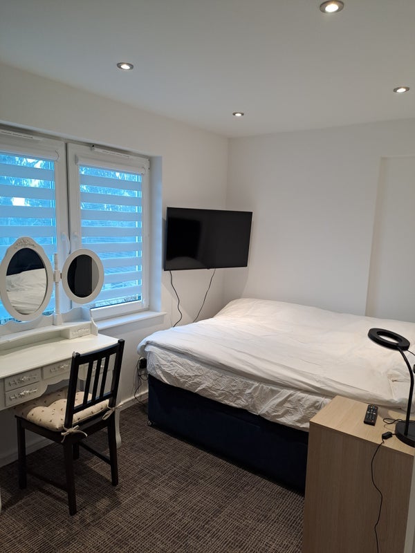 Room Grangecliffe Gardens in Greater London