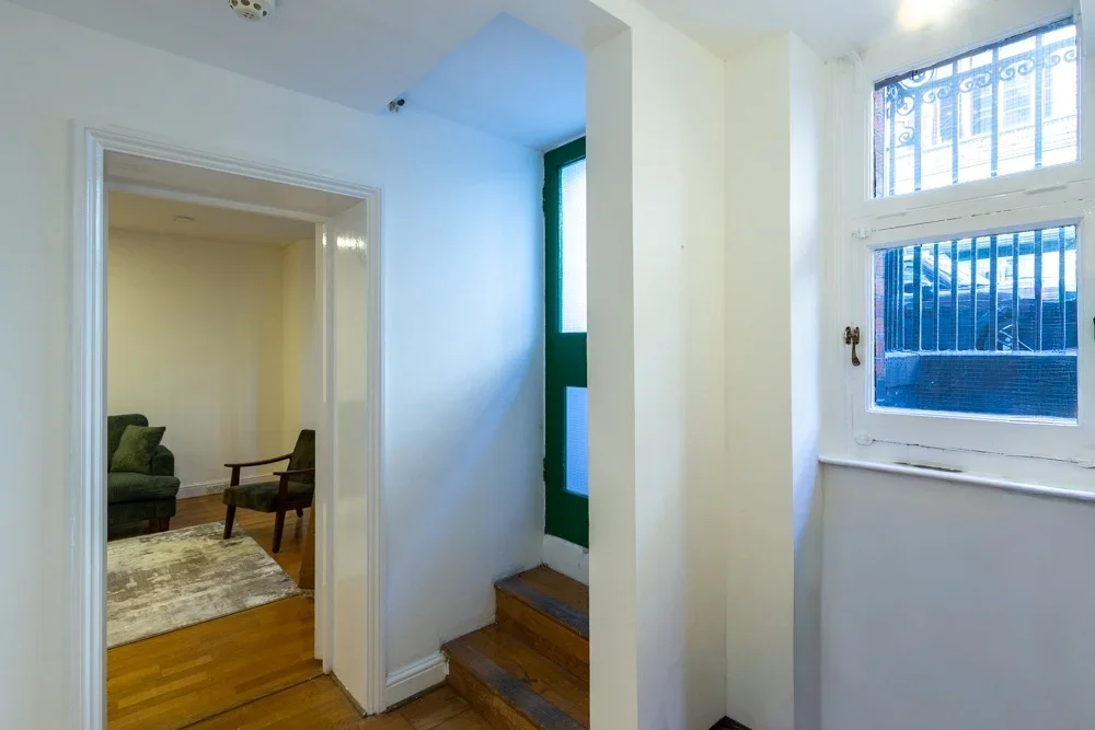 Flat Hans Crescent in Greater London