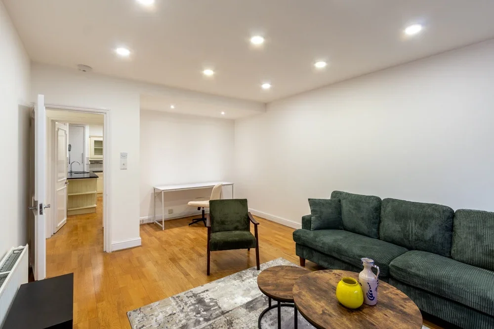 Flat Hans Crescent in Greater London
