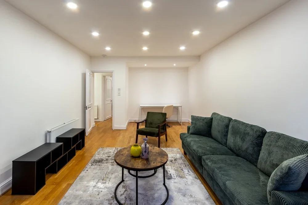 Flat Hans Crescent in Greater London