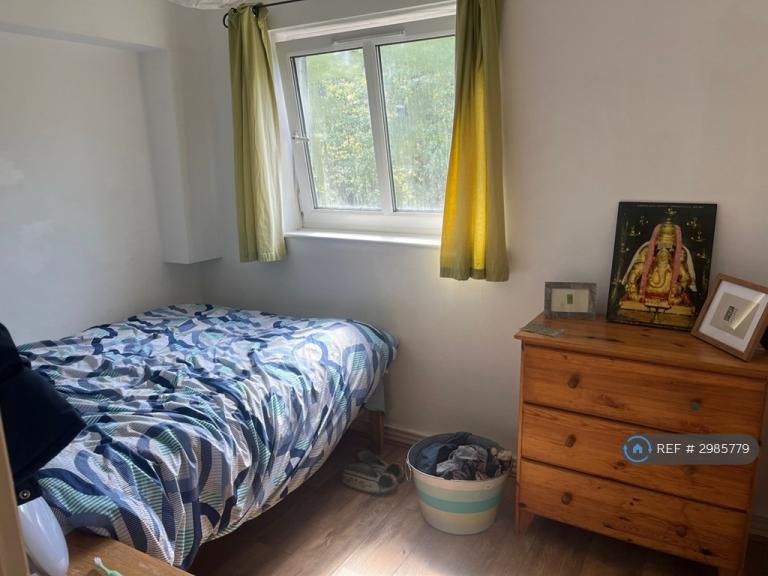 Room Bath Grove in Greater London