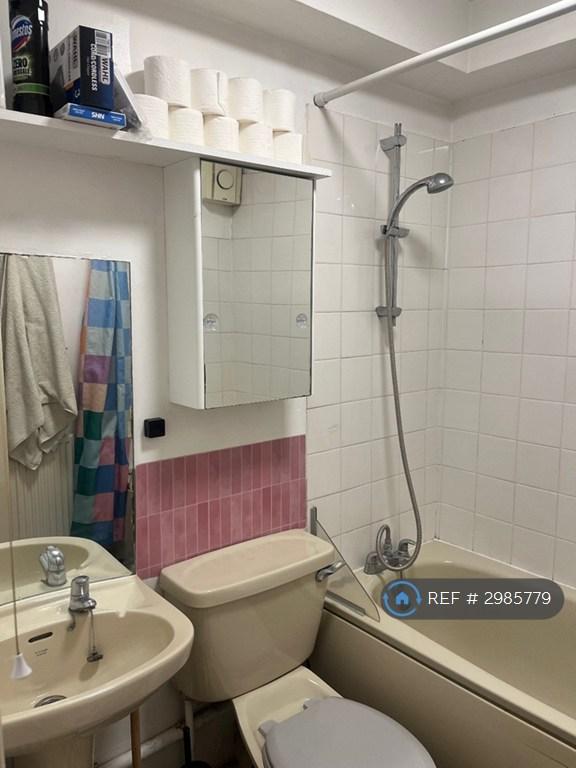 Room Bath Grove in Greater London