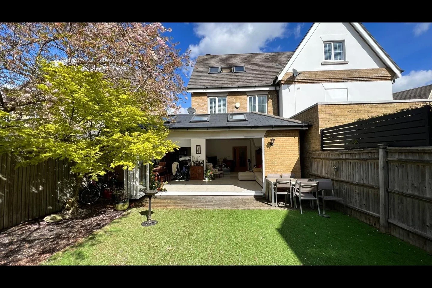 House Rawlings Close in Greater London