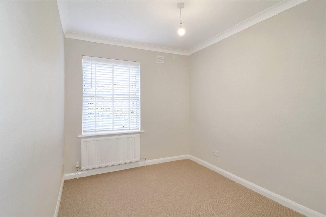 Flat Elgin Road in Elmbridge