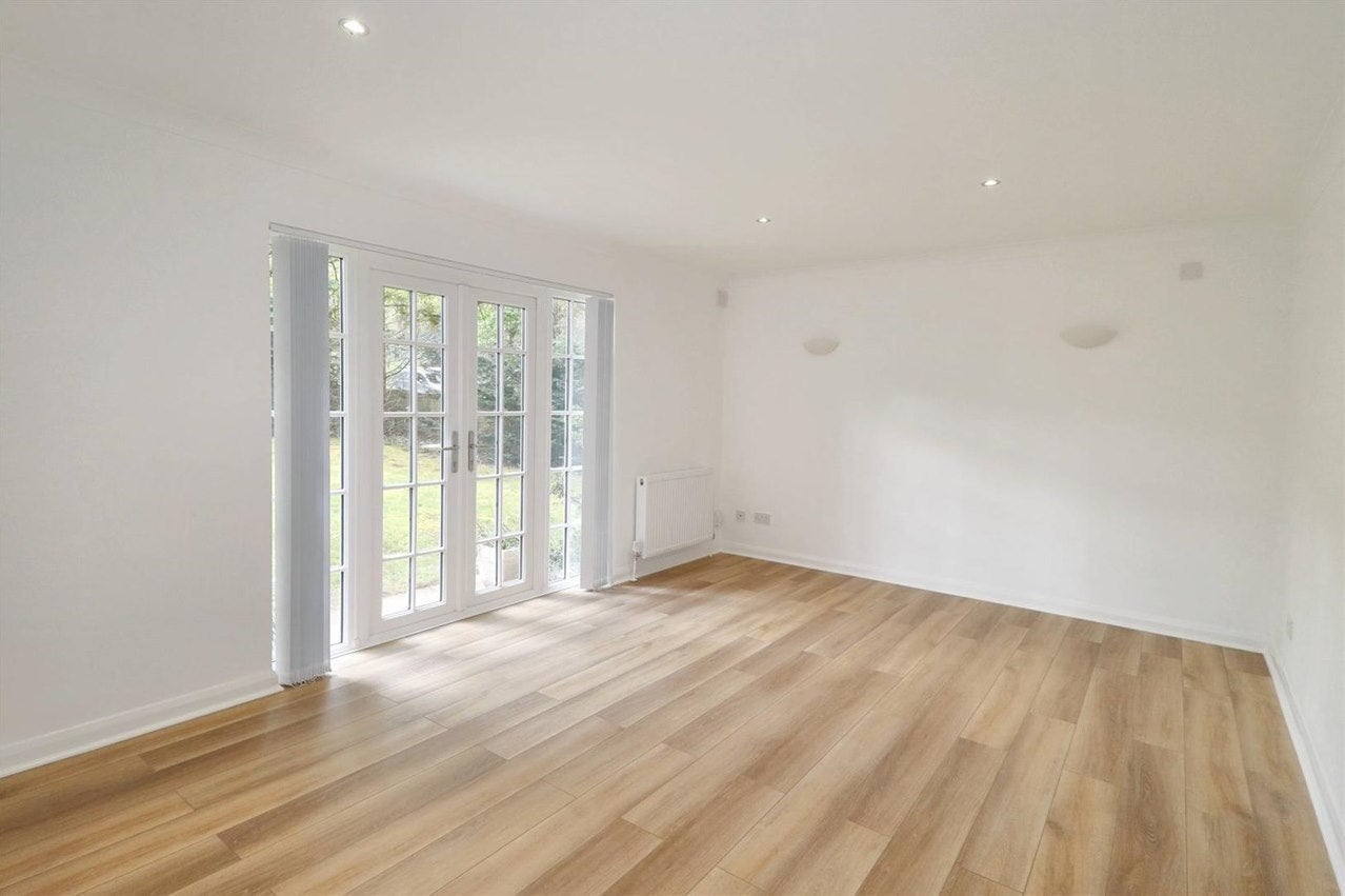 Flat Elgin Road in Elmbridge