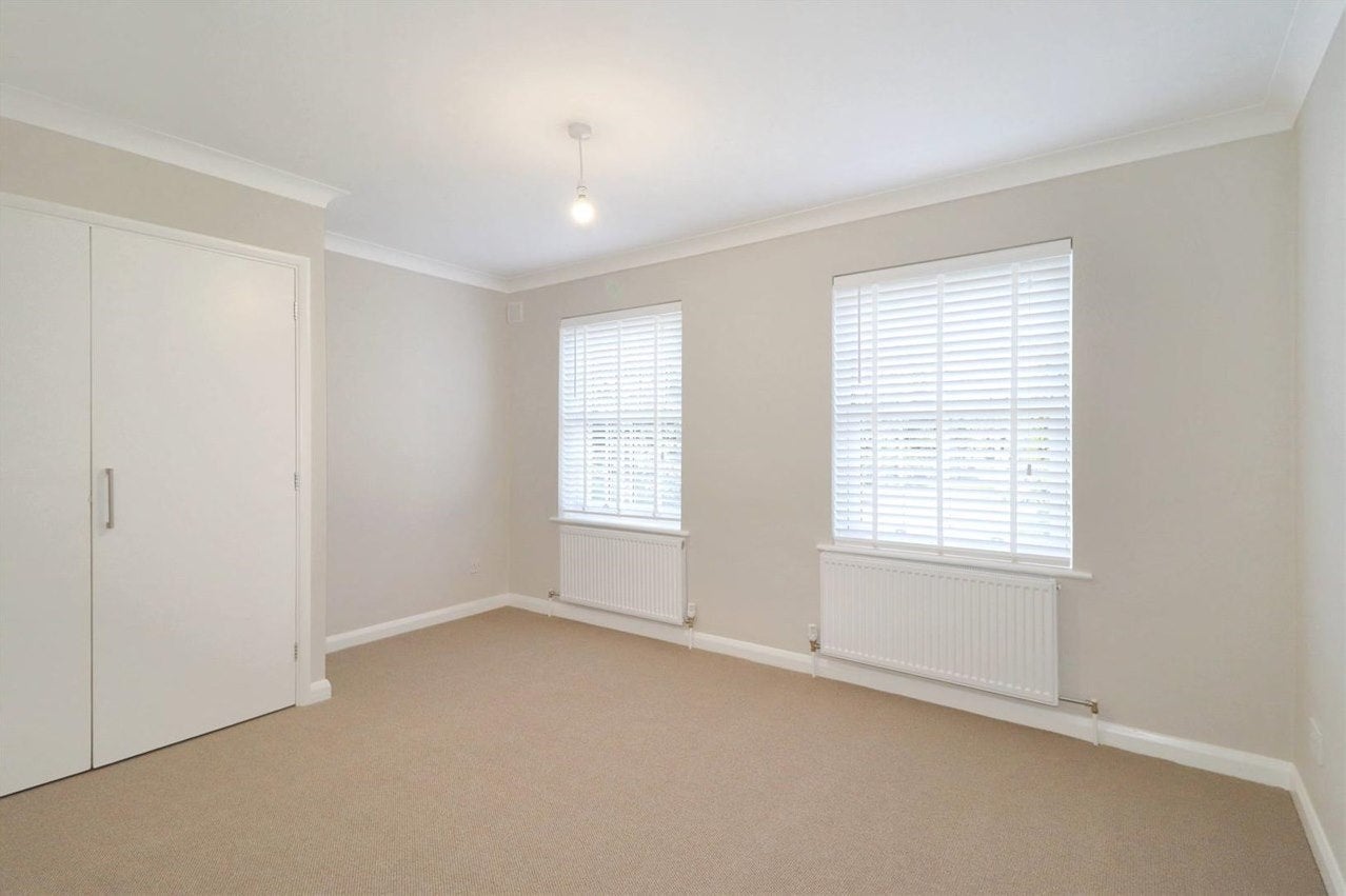 Flat Elgin Road in Elmbridge